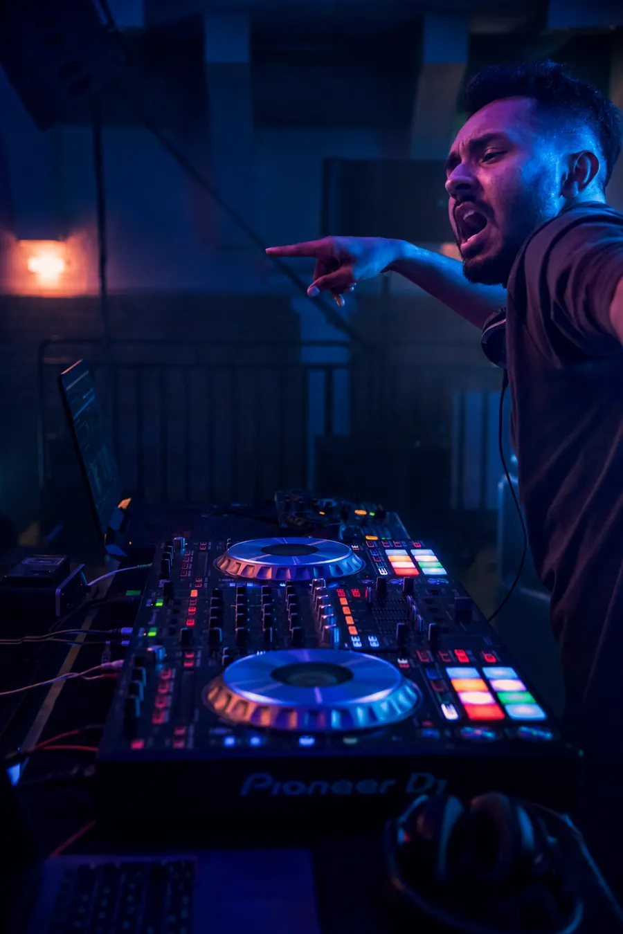 NIKJAY at the decks